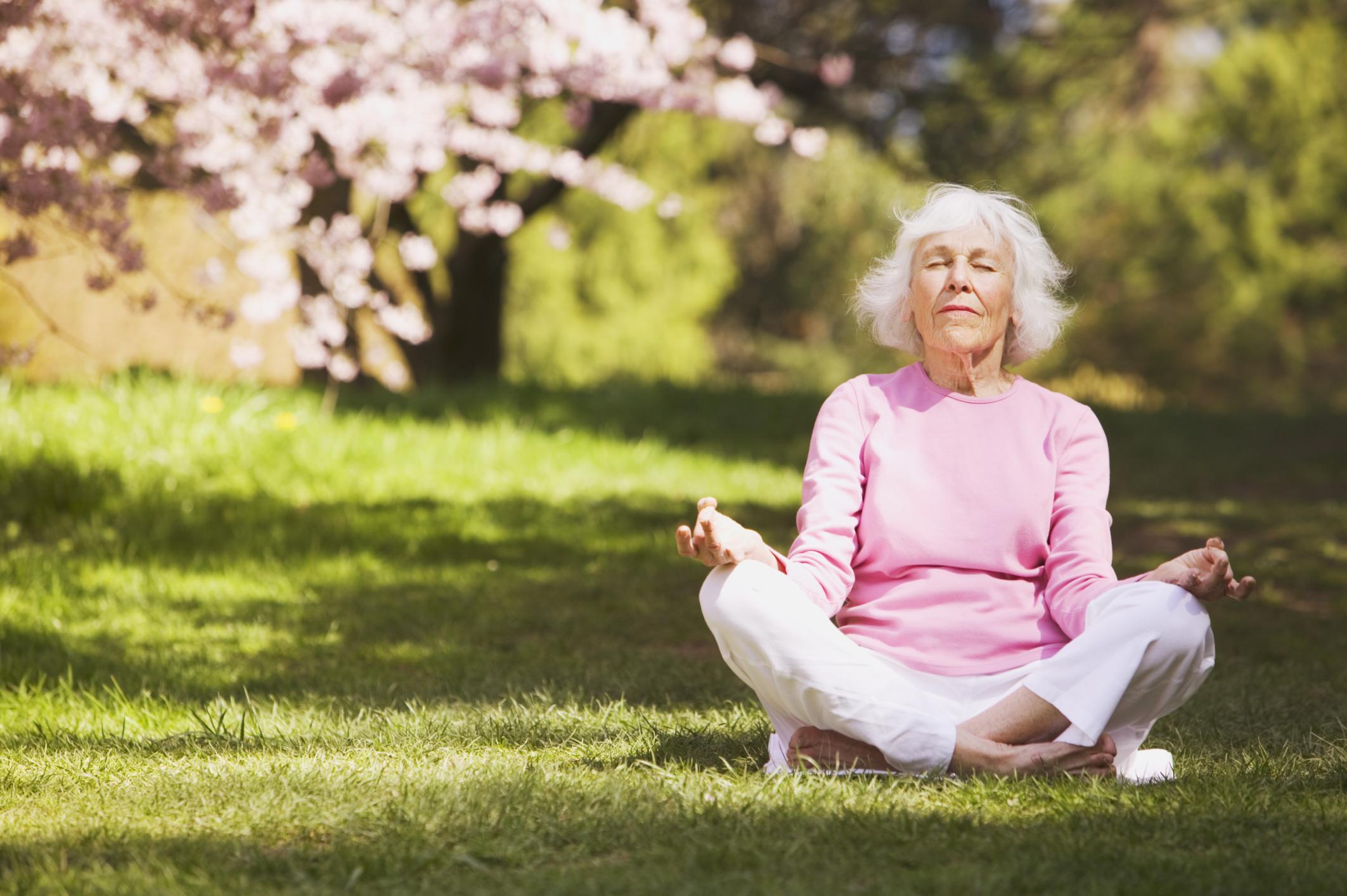 Старшие долголетие. Бабушка на природе. Здоровая пожилая женщина. Позитивные пожилые. Медитация пожилые.