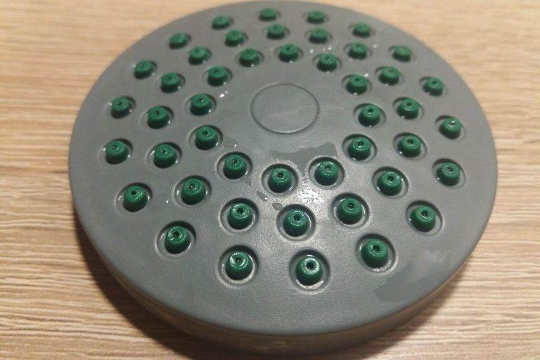 Как без особых усилий прочистить душевую лейку от водного камня