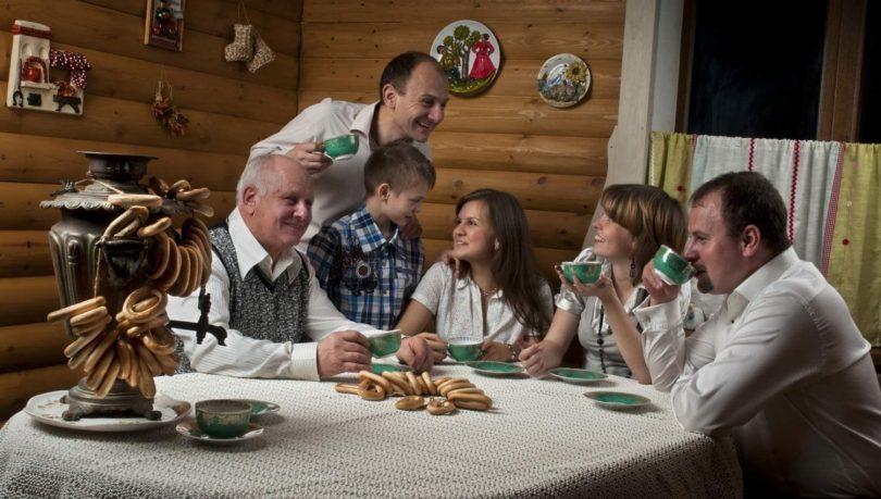 Привязали парня к столу