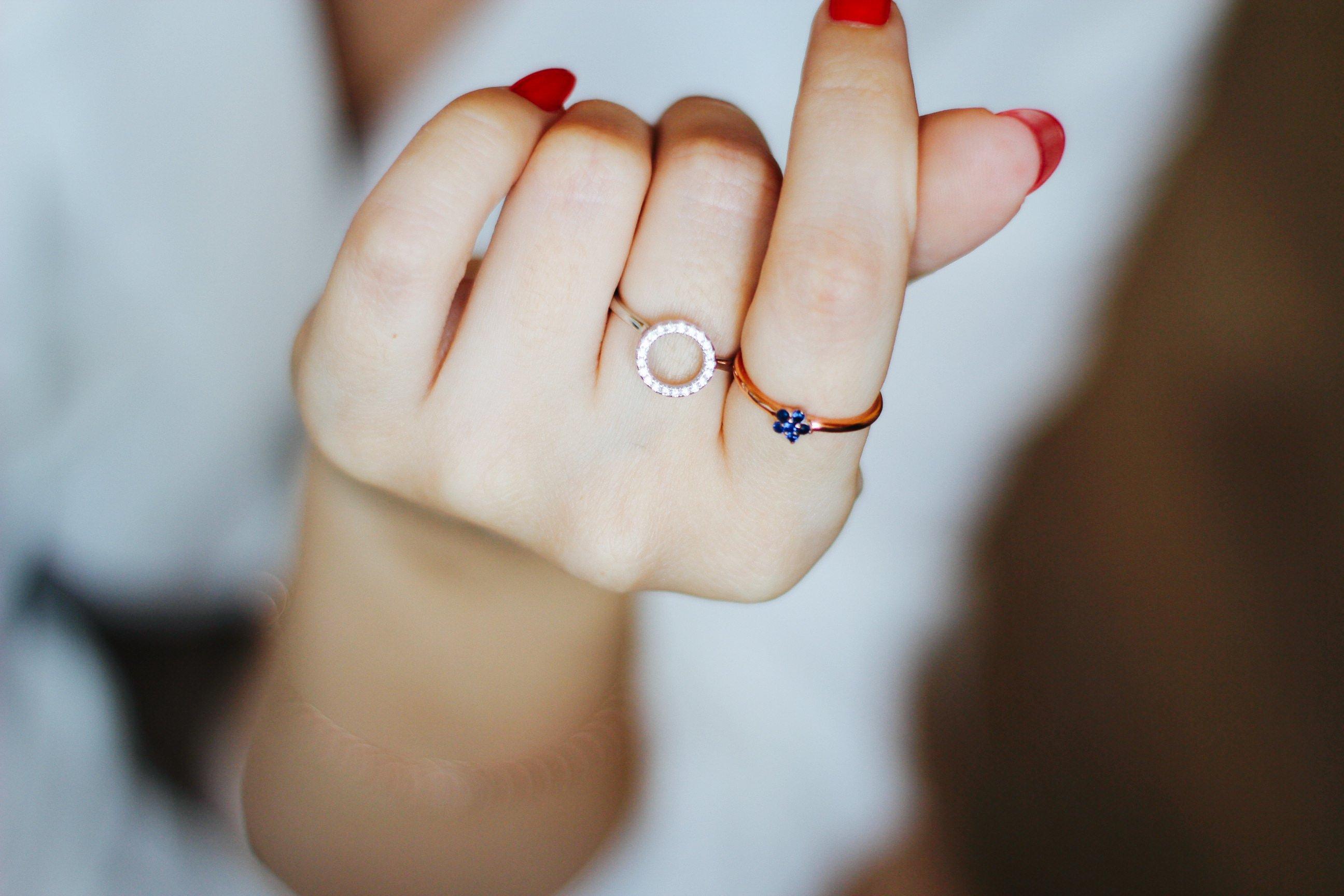 Кольцо с камнем на указательном пальце