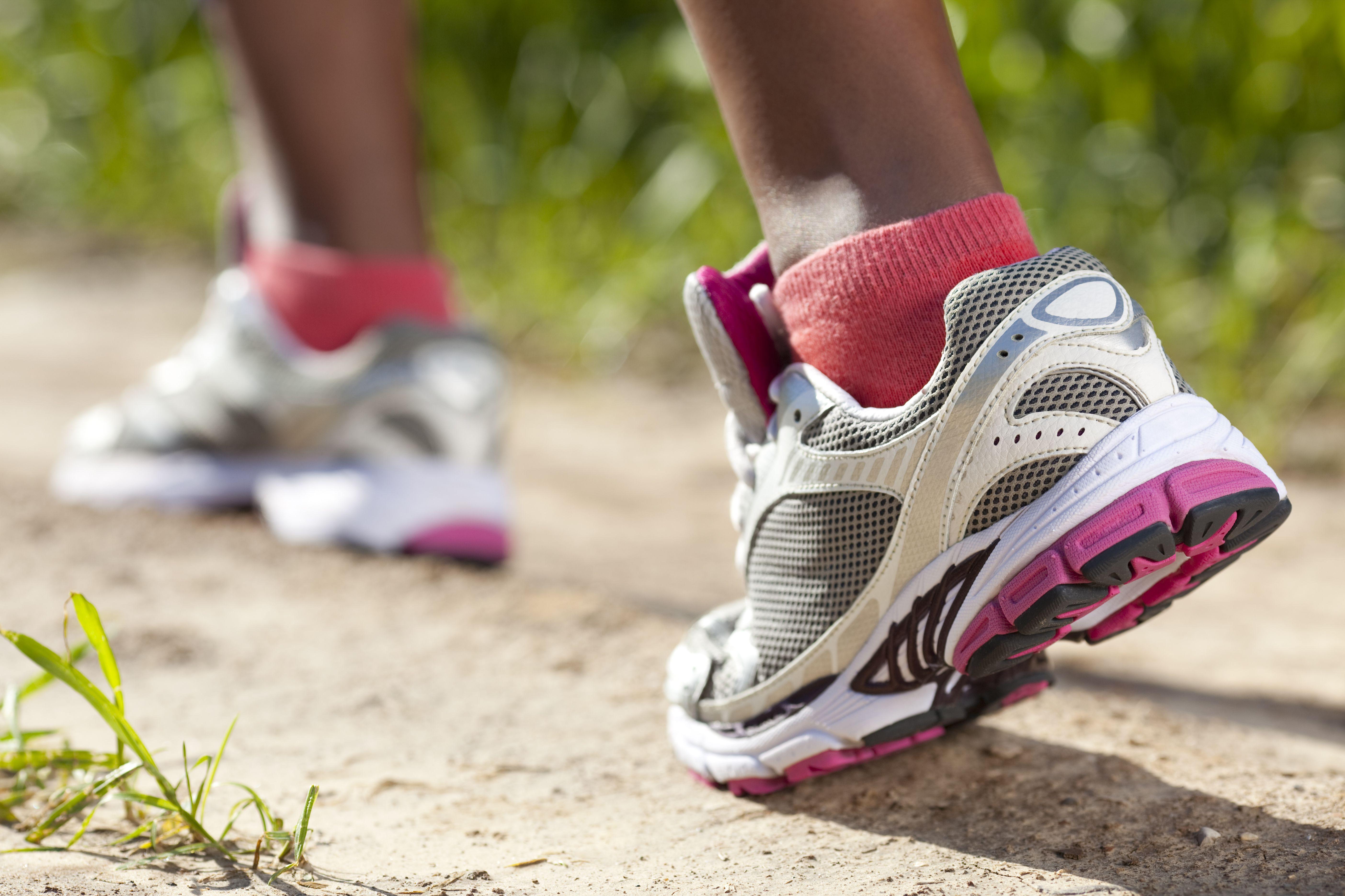Какие кроссовки для ходьбы. Обувь для бега. Кроссовок для бега. Кроссовки для ходьбы. Кроссовки для спортивной ходьбы.